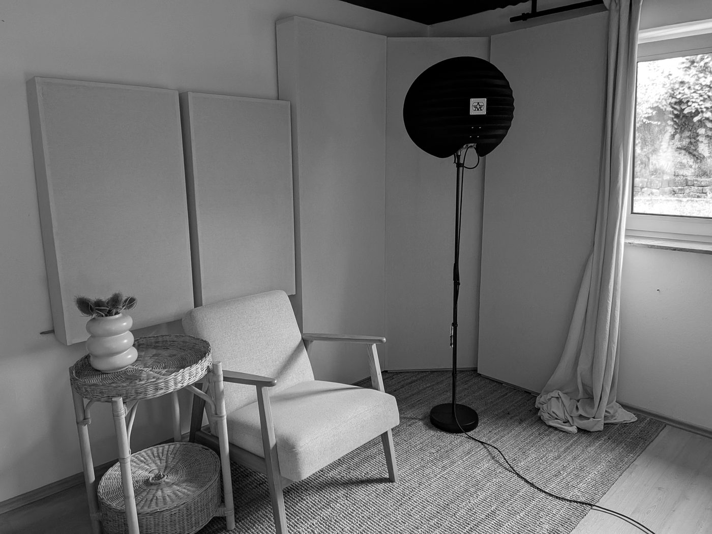 Aufnahmeecke mit Reflexionsfilter, Absorbern, Sessel und Teppich