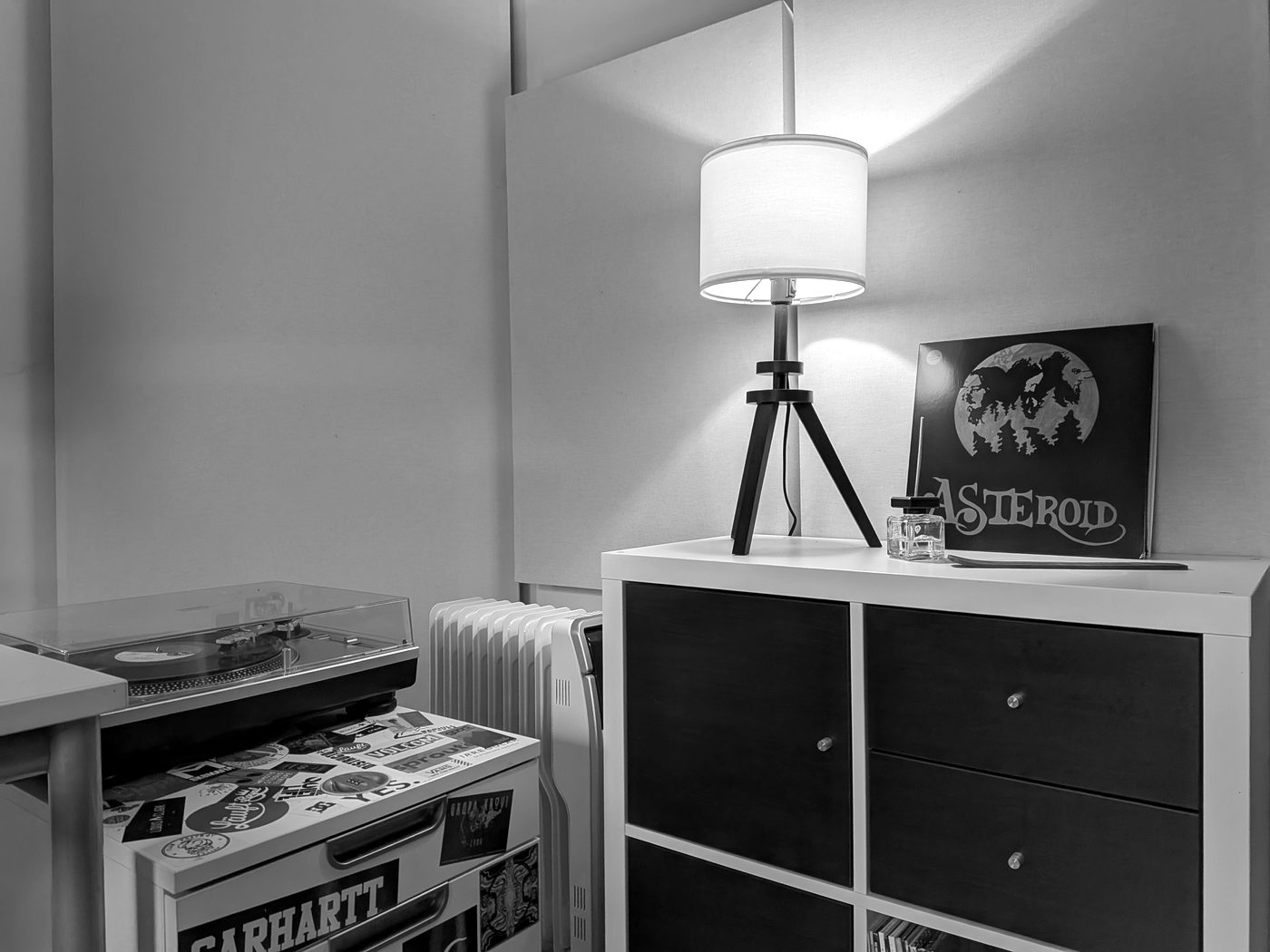 Plattenspieler und Regal mit Vinyl im Studio